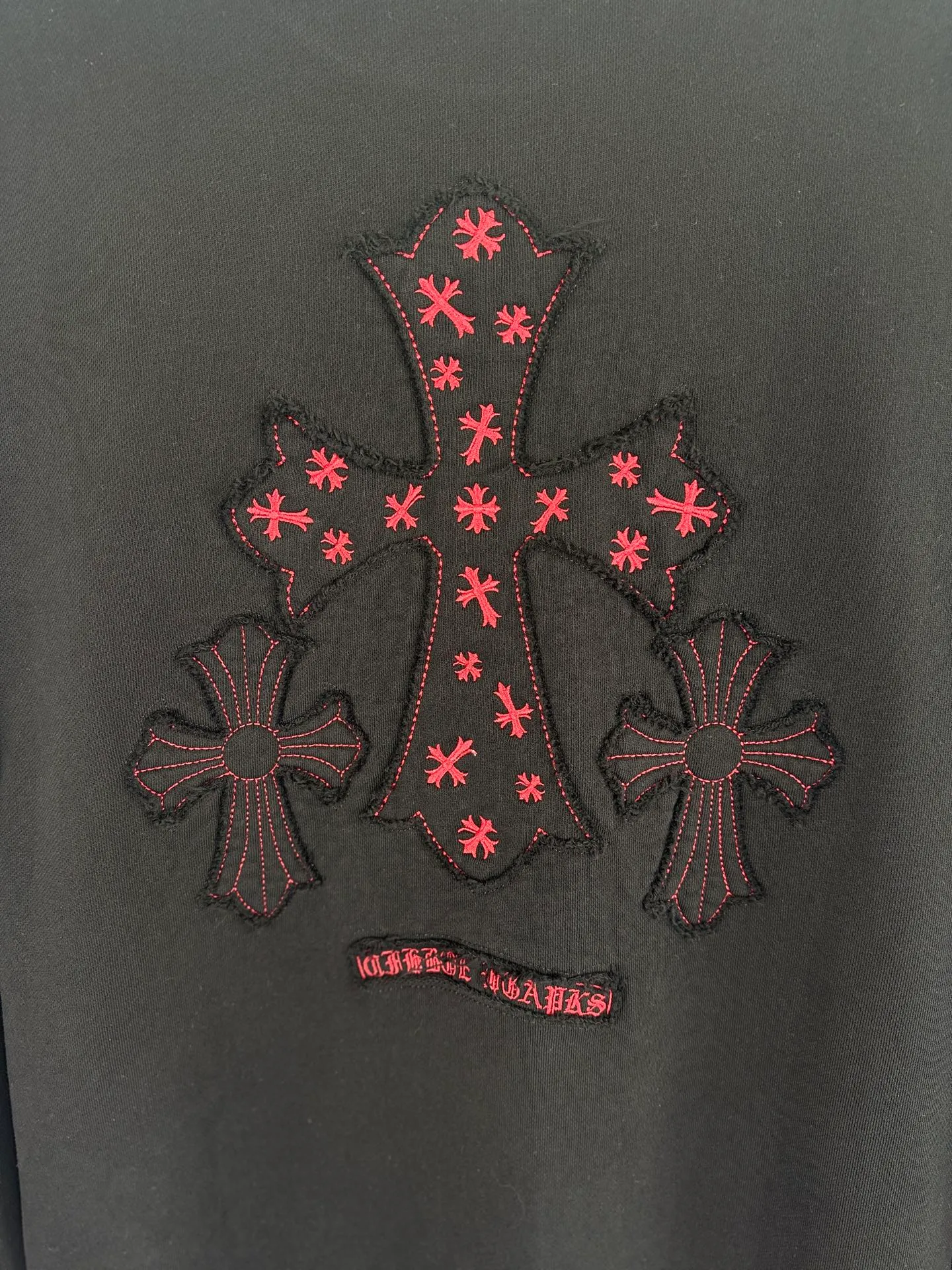 P260 top version, real shot without P, ​​different from market currency) 𝗖𝗵𝗿𝗼𝗺𝗲 𝗛𝗲𝗮𝗿𝘁𝘀/Cro Heart 2025 patch embroidery autumn and winter new original single counter American laser burnt 3D three-dimensional color embroidery couple casual sweatshirt 👑The highest version! Customized fabric 400g tripe terry fabric! American acid-washed and distressed original fabric laser burnt ✟appliqué embroidery and exquisite embroidery of letters! The best-selling model in the counter, very comfortable to wear. Accessories: original molded and authenticated collar label➕100% silk wash label. Genuine purchase-grade original hangtag��matching hanging rope➕3D hanging beads➕original packaging bag. Craftsmanship: The original version has consistent wiring! The highest version of the armhole matching technique! Color: White Black Size: S M L XL Style Number: 25-316